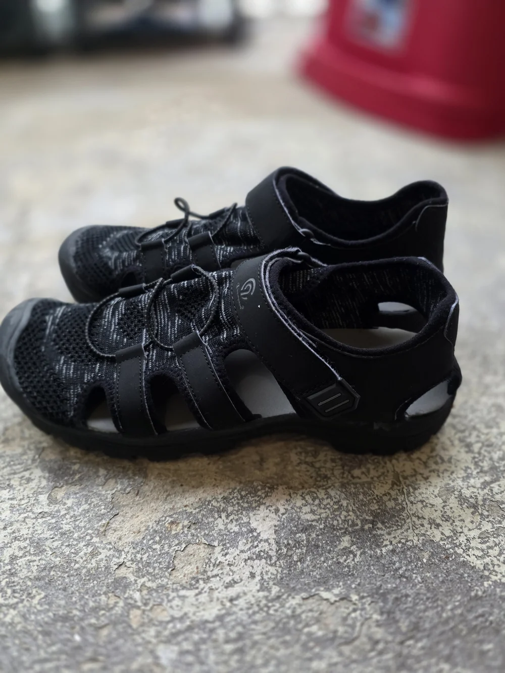 Men's Black Champions Size 11 Outdoor Sport Sandal with Secure Strap